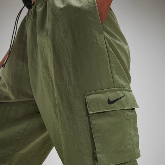 Nike Essential Woven Women’s Cargo Pants - Size XS (Fits More Like a Small) - Picture 2 of 9